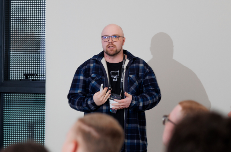 Руководитель направления ИИ Friflex на CrossConf рассказал о применении LLM и синтетических данных